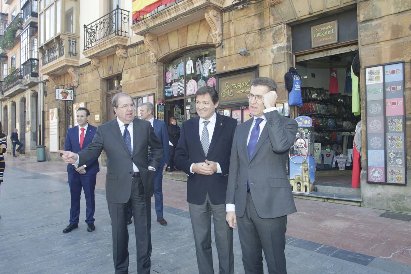 El encuentro entre Juan Vicente Herrera, Alberto Núñez Feijóo y Javier Fernández se concretó, entre otros acuerdos, en «una colaboración más intensa en los operativos contra incendios, con una mejora en los protocolos, un marco formativo común y diseñando un sistema común de emergencias contra incendios forestales»