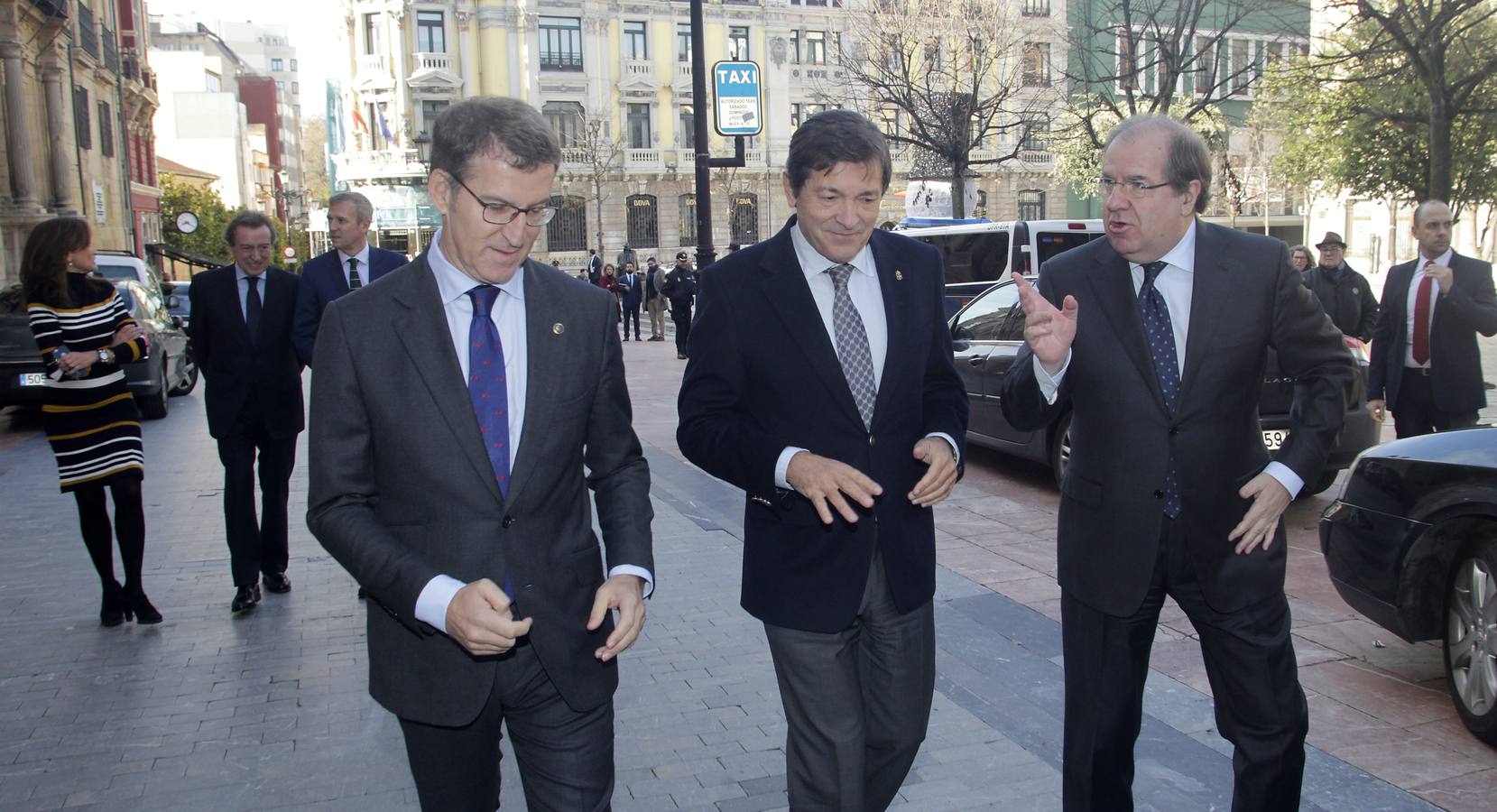 El encuentro entre Juan Vicente Herrera, Alberto Núñez Feijóo y Javier Fernández se concretó, entre otros acuerdos, en «una colaboración más intensa en los operativos contra incendios, con una mejora en los protocolos, un marco formativo común y diseñando un sistema común de emergencias contra incendios forestales»