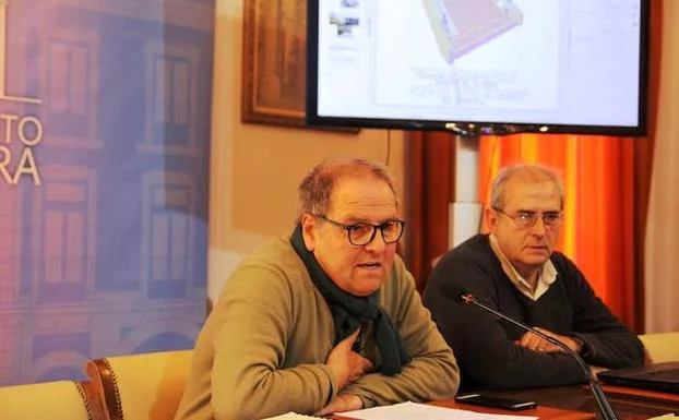 El concejal de Turismo, Christoph Strieder, y el arquitecto Pedro Lucas del Teso presentan el proyecto en el Ayuntamiento de Zamora. 