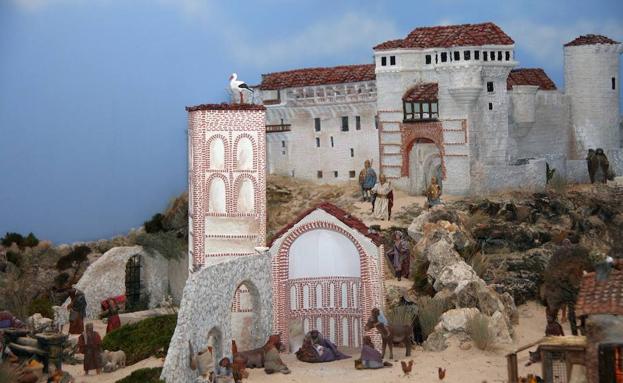 Detalle del belén de Santa Clara, con el nacimiento en el ábside y la recreación del castillo al fondo.