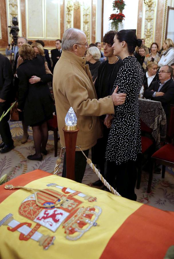 El Rey Felipe VI se ha acercado al Palacio de la Carrera de San Jerónimo para despedirse del que fuera presidente del Congreso,al que ha definido como «un hombre de Estado« que defendió «con pasión« el interés general y la vocación europea de España