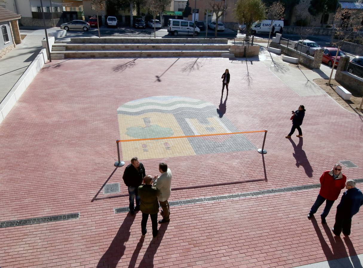 La corporación municipal y el presidente de la Diputación de Segovia, Francisco Vázquez, cortan la cinta inaugural de la nueva plaza, que todavía no tiene nombre