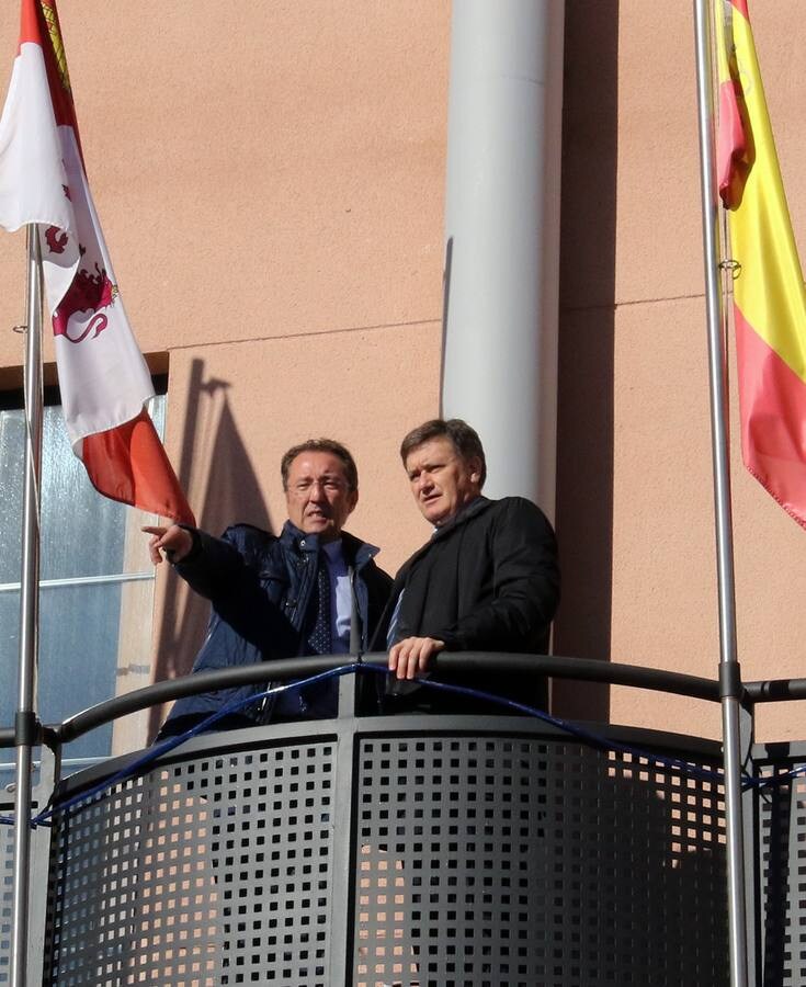 La corporación municipal y el presidente de la Diputación de Segovia, Francisco Vázquez, cortan la cinta inaugural de la nueva plaza, que todavía no tiene nombre