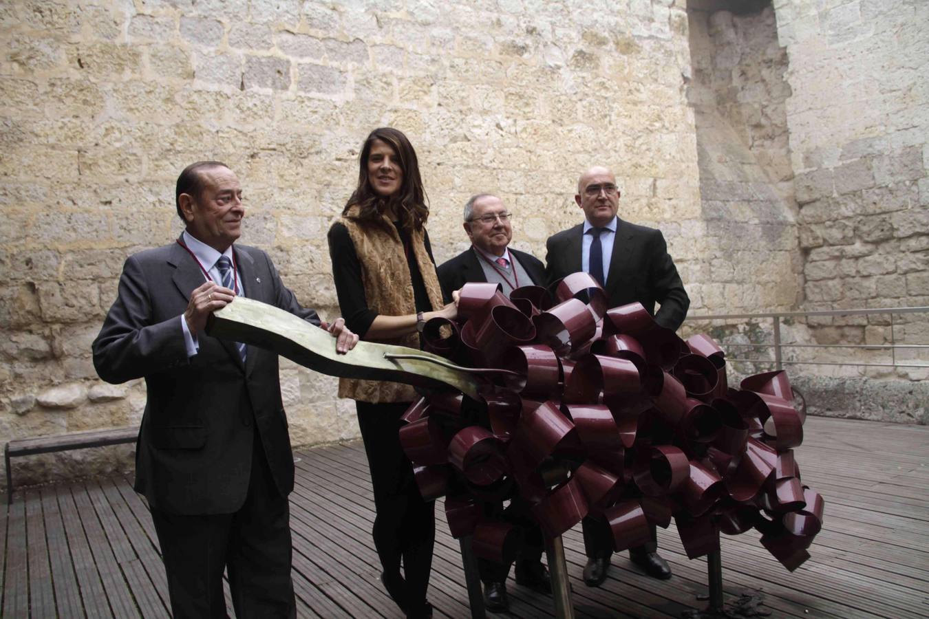 El reconocimiento, que ha congregado a numerosos invitados, ha tenido lugar este mediodía en el castillo de Peñafiel