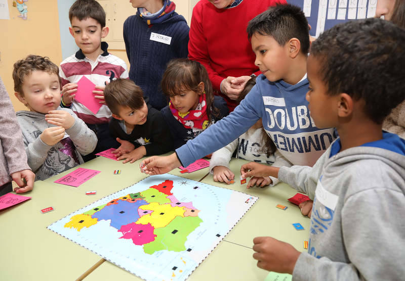 Gincana en el CEIP Modesto Lafuente con motivo del Día de la Constitución