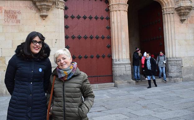 Virginia Carrera y Pilar Moreno comparecieron ante los periodistas en el Patio de Escuelas.