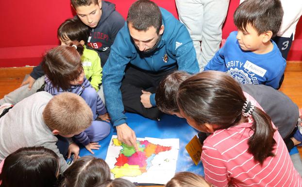 Un profesor realiza una prueba con los alumnos sobre el mapa de España. 