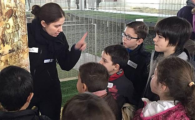 Un grupo de niños, en una visita a La Olmeda. 
