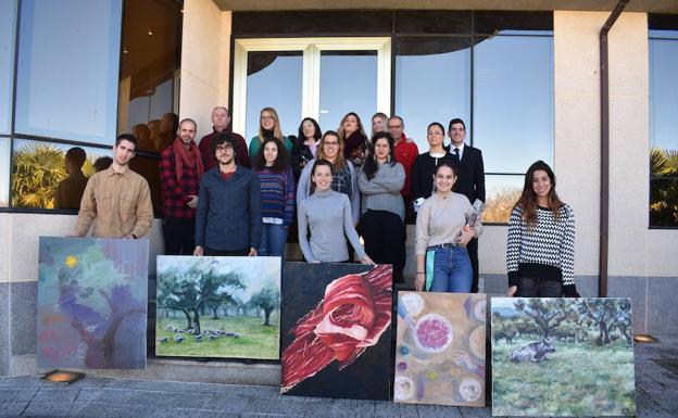 Los ganadores muestran los cuadros que les han hecho merecedores de los premios.