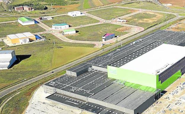 Vista panorámica del polígono industrial de Aguilar de Campoo, con una de las nuevas factorías de Gullón.
