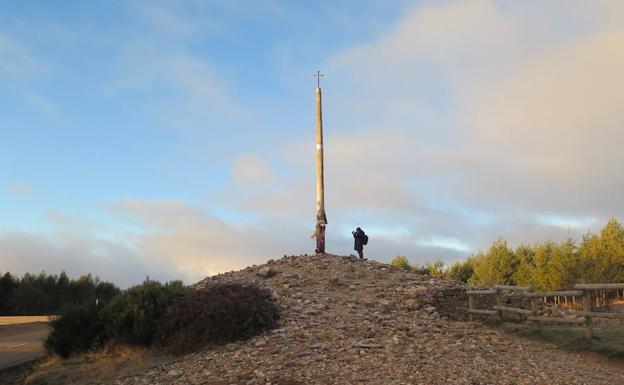 Imagen principal - Arriba, la Cruz de Ferro. En la parte inferior, detalles de Molinaseca. 