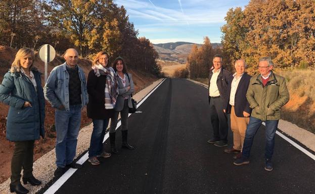 La presidenta de la Diputación, acompañada de diputados, en la visita a la carretera.