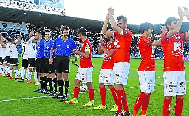 Los jugadores de Unionistas y Salmantino saludan a sus aficiones en el reciente derbi. 