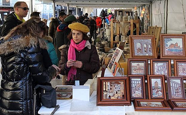 Uno de los puestos de cerámica decorativa, con motivos de monumentos segovianos.