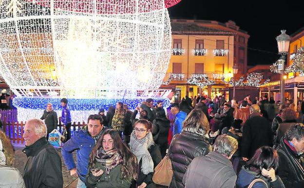 La iluminación de la Plaza Mayor y los diferentes puestos que la rodean despiertan el interés de los palentinos. 