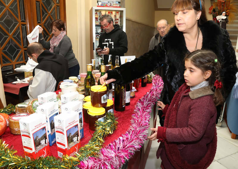 Los monasterios de clausura muestran sus productos navideños en una feria en Palencia