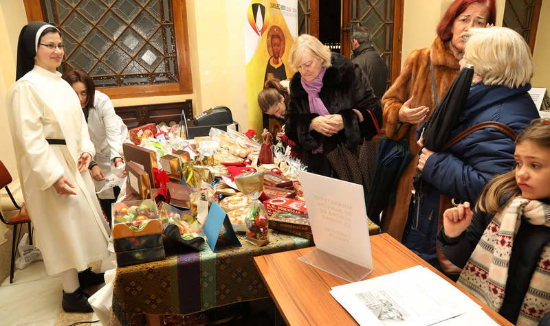 Los monasterios de clausura muestran sus productos navideños en una feria en Palencia