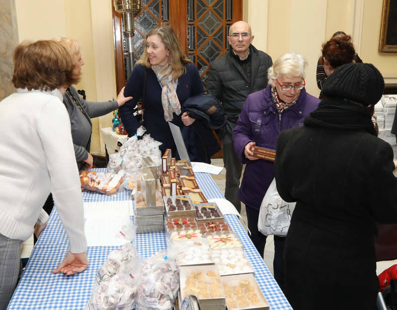 Los monasterios de clausura muestran sus productos navideños en una feria en Palencia