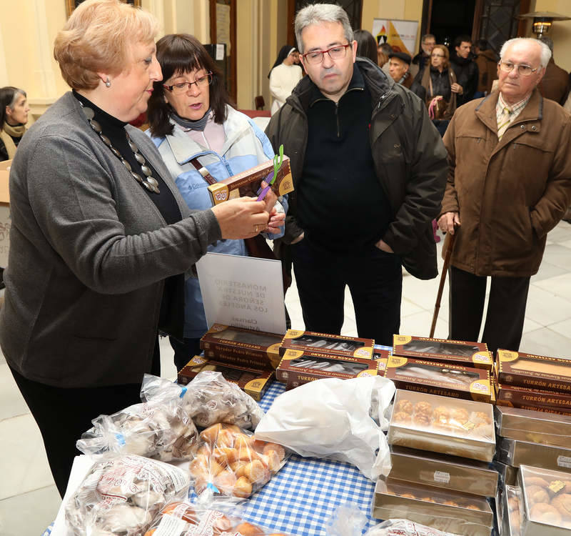 Los monasterios de clausura muestran sus productos navideños en una feria en Palencia