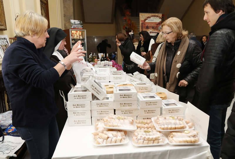 Los monasterios de clausura muestran sus productos navideños en una feria en Palencia