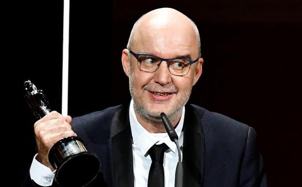 El director Juanjo Giménez recibe el premio al mejor cortometraje de la Academia del Cine Europeo por 'Timecode'.