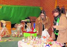 Dos mujeres, en el mercadillo solidario.