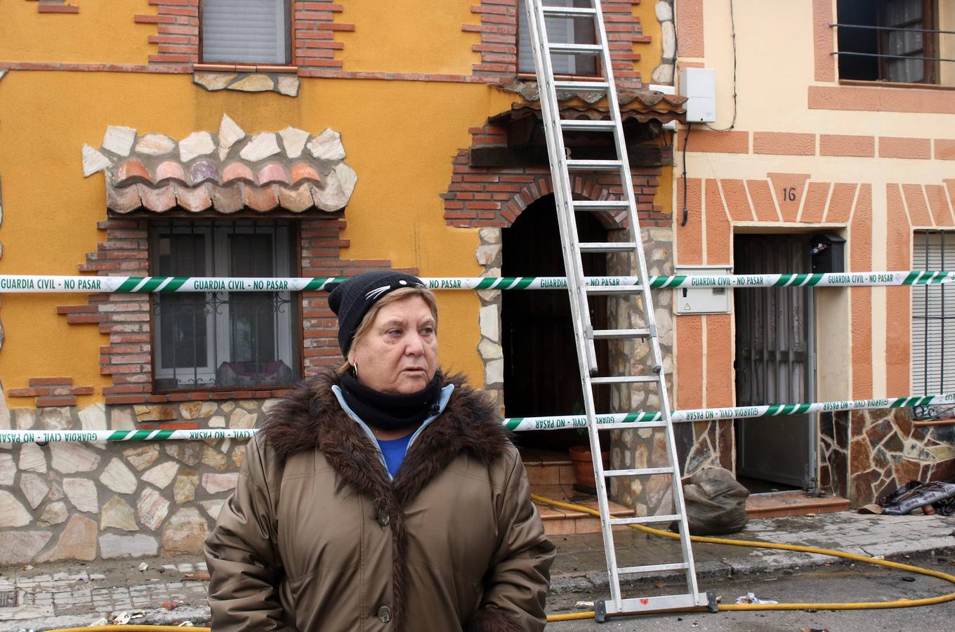 La alcaldesa de Sauquillo de Cabezas, María del Carmen Bermejo, relata cómo su hijo ha logrado salir por su propio pie de madrugada de su vivienda, que ha quedado devorada por el incendio