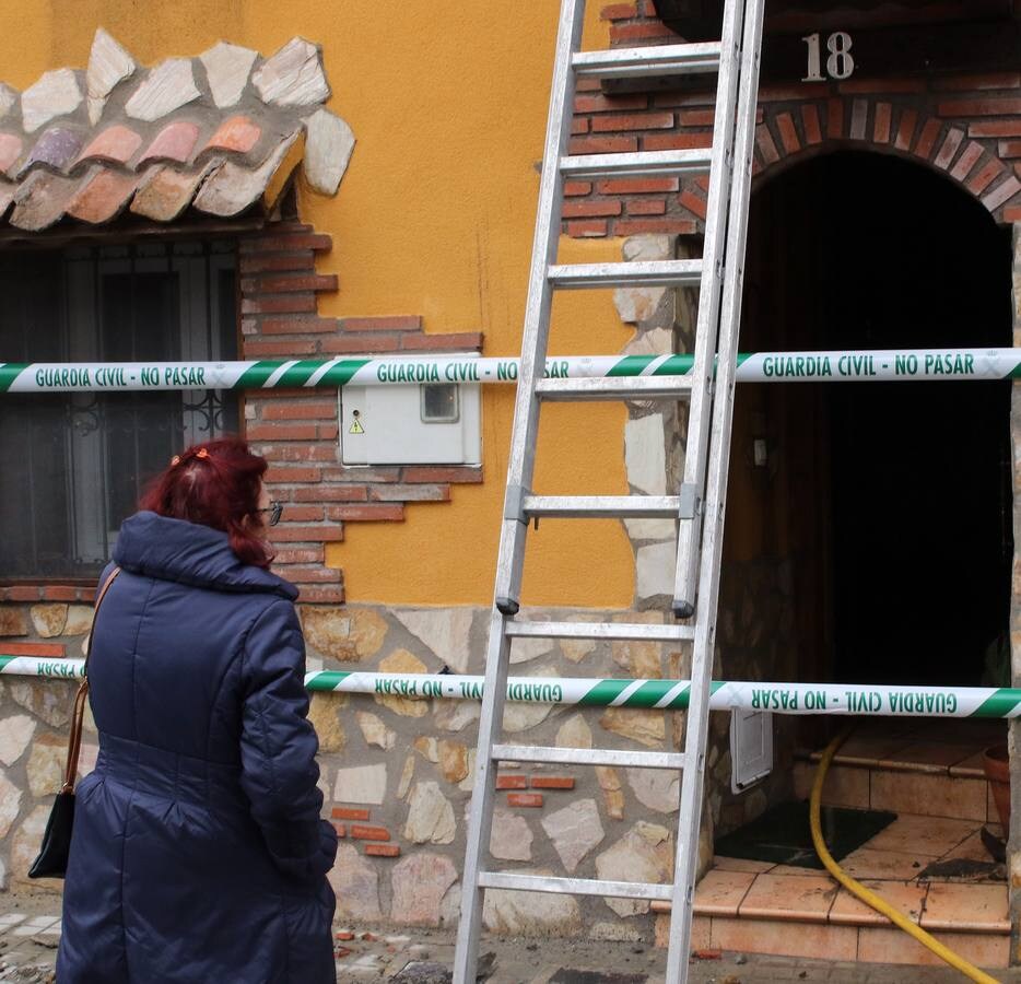 La alcaldesa de Sauquillo de Cabezas, María del Carmen Bermejo, relata cómo su hijo ha logrado salir por su propio pie de madrugada de su vivienda, que ha quedado devorada por el incendio