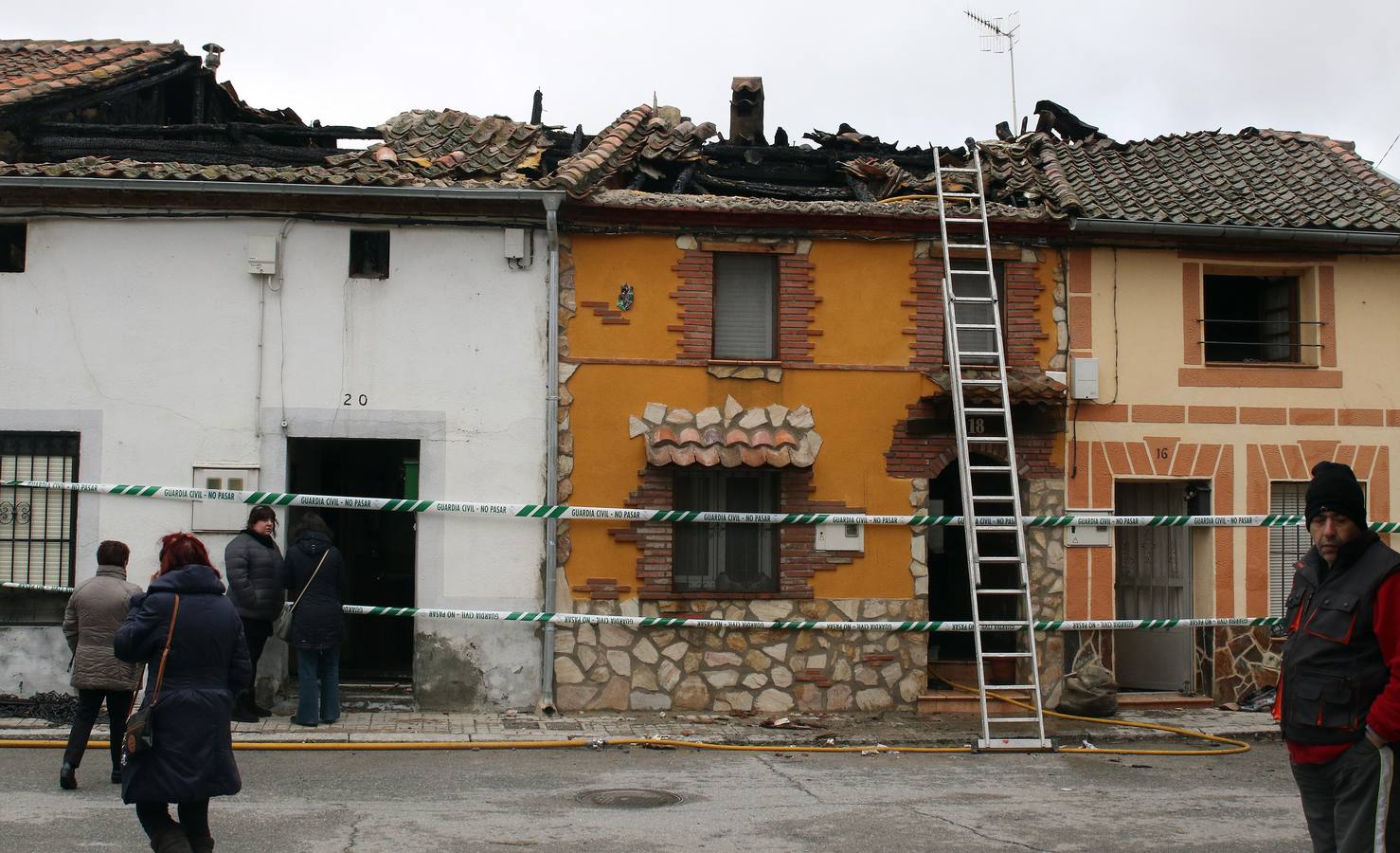 La alcaldesa de Sauquillo de Cabezas, María del Carmen Bermejo, relata cómo su hijo ha logrado salir por su propio pie de madrugada de su vivienda, que ha quedado devorada por el incendio