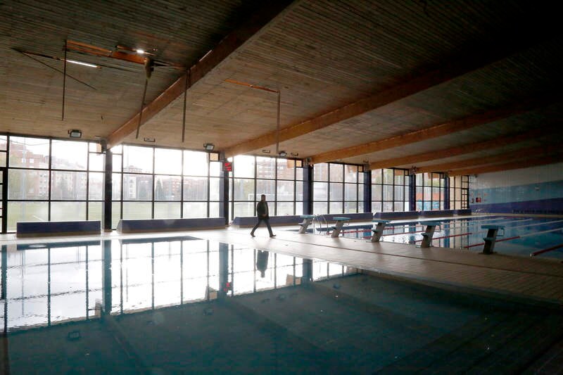 El viento levantó el tejado de las piscinas climatizadas de Campos Góticos, que se cayó al suel