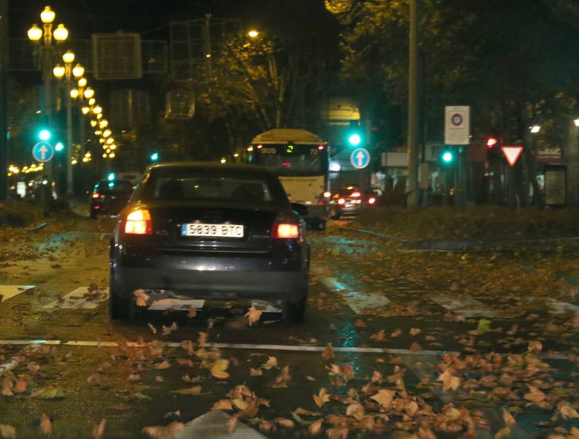 Los bomberos retiraron cascotes, ramas, vallas y luces de Navidad tras los fuertes vientos