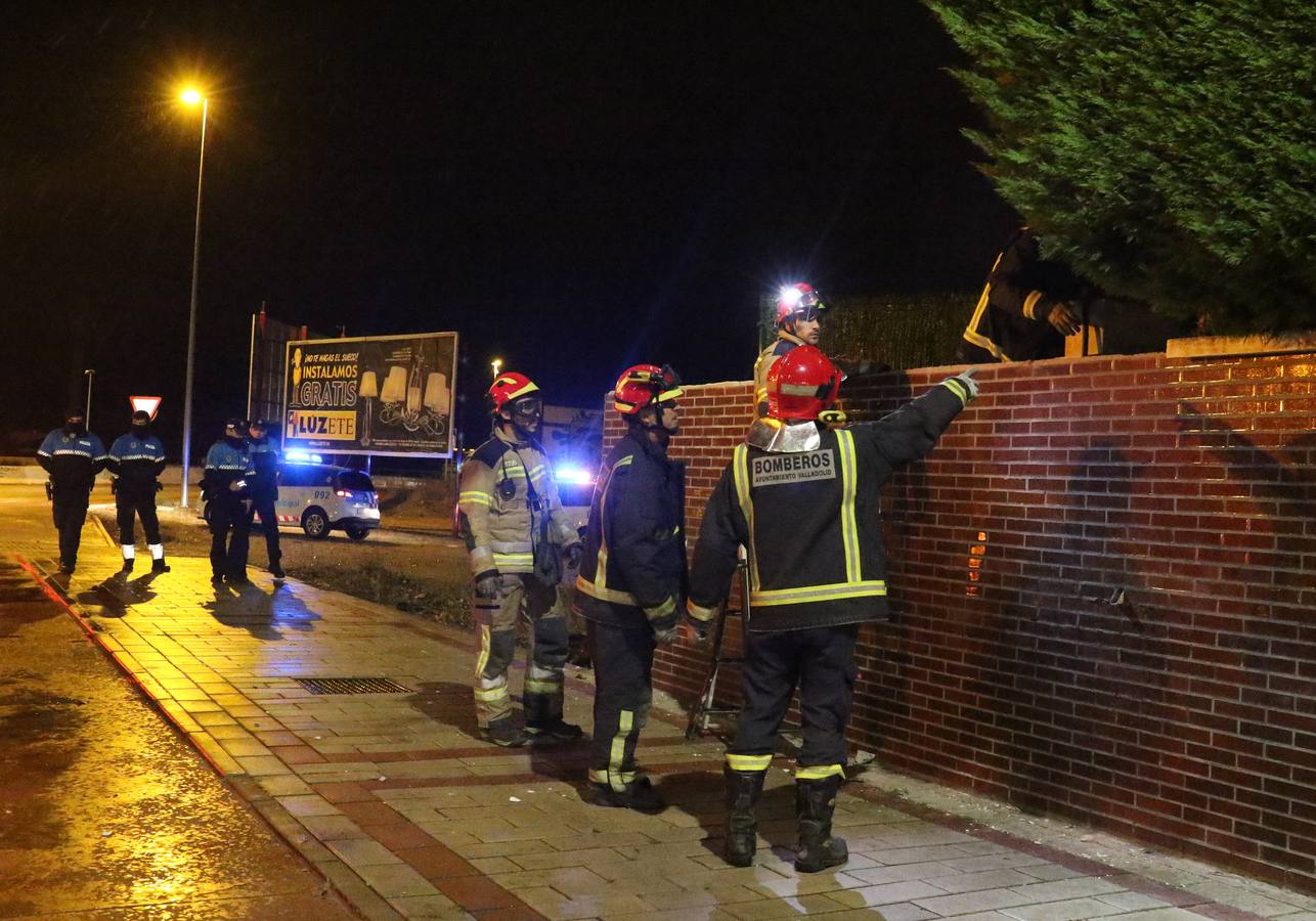 Los bomberos retiraron cascotes, ramas, vallas y luces de Navidad tras los fuertes vientos