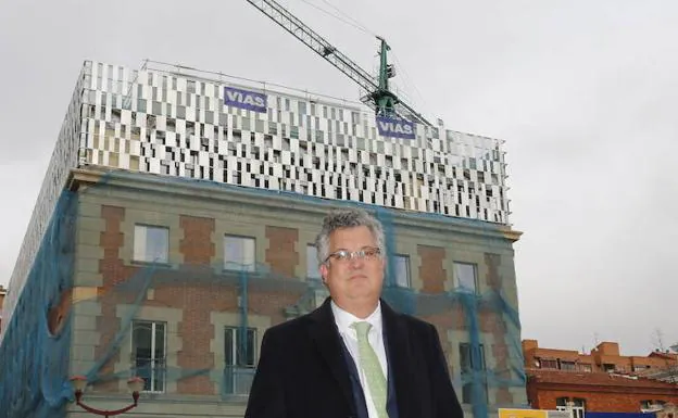 Ignacio Rafols, ante el edificio de la Audiencia en obras. 