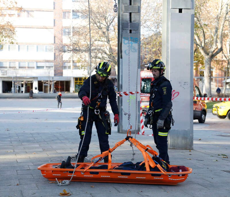 El parque del Salón ha sido el escenario de la exhibición de Rescate en Altura realizado por los bomberos en el marco del Congreso Regional de la Plataforma de Bomberos Profesionales de Castilla y León que se celebra en Palencia