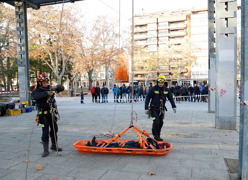 El parque del Salón ha sido el escenario de la exhibición de Rescate en Altura realizado por los bomberos en el marco del Congreso Regional de la Plataforma de Bomberos Profesionales de Castilla y León que se celebra en Palencia