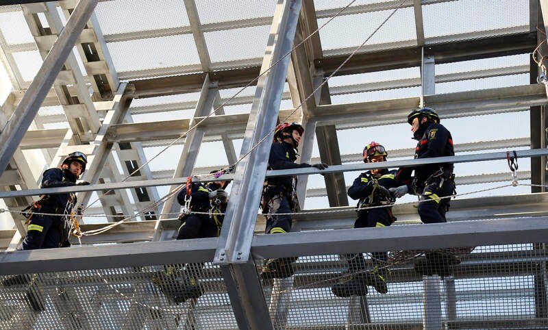 El parque del Salón ha sido el escenario de la exhibición de Rescate en Altura realizado por los bomberos en el marco del Congreso Regional de la Plataforma de Bomberos Profesionales de Castilla y León que se celebra en Palencia