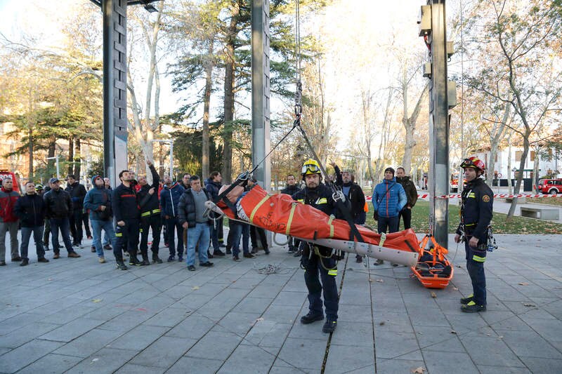 El parque del Salón ha sido el escenario de la exhibición de Rescate en Altura realizado por los bomberos en el marco del Congreso Regional de la Plataforma de Bomberos Profesionales de Castilla y León que se celebra en Palencia