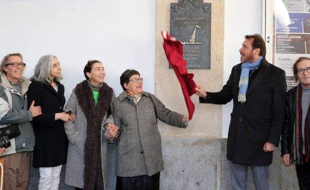 El alcalde Óscar Puente descubre la placa en presencia de Carmen Urdiales y Rosa Manzano, entre otros. 