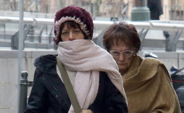 Dos mujeres se protegen del frío. 