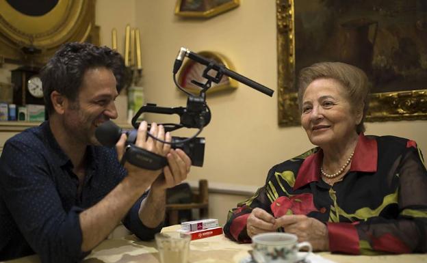 Gustavo Salmerón y su madre, Julita, en un momento del rodaje de la película.