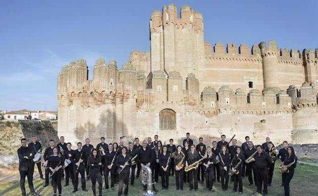 Los componentes de la banda posan junto al castillo de Coca. 