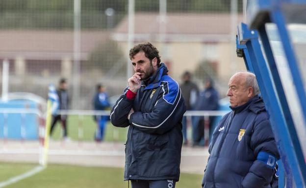 Diego Rojas, entrenador de la Arandina, durante un encuentro de Tercera División