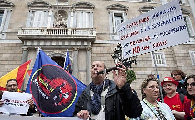 Concentración de protesta de la asociación Salvar el Archivo en abril de 2014 en Barcelona. 