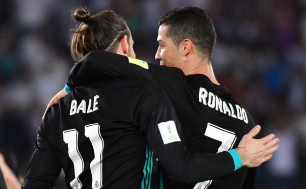 Bale recibe la felicitación de Cristiano. 