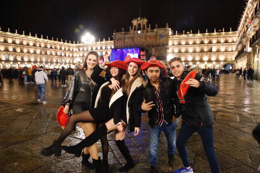 La lluvia no desanimó a miles de jóvenes que acudieron a la Plaza Mayor de Salamanca para celebrar la Nochevieja Universitaria. 