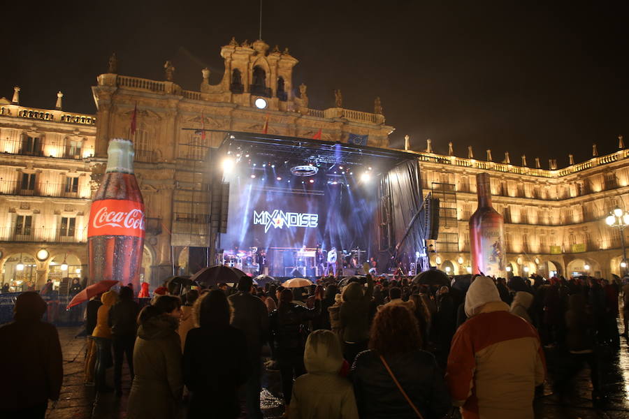 La lluvia se invita a la Nochevieja Universitaria de Salamanca