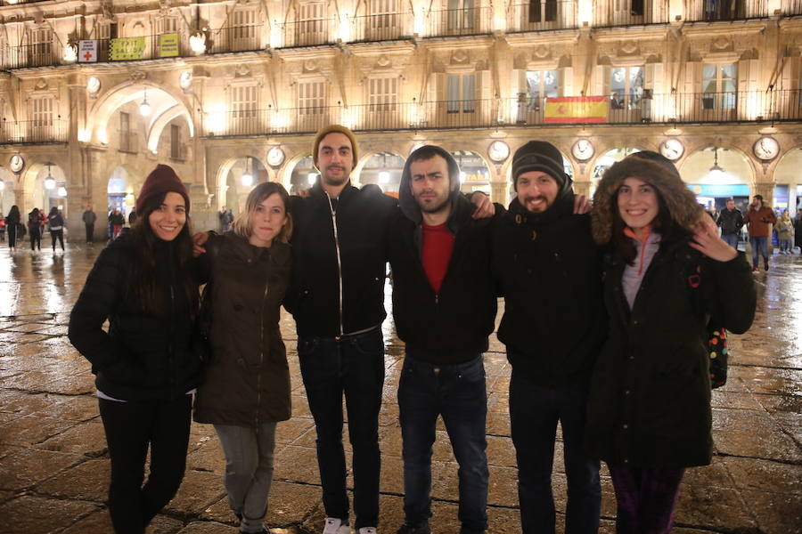 La lluvia se invita a la Nochevieja Universitaria de Salamanca