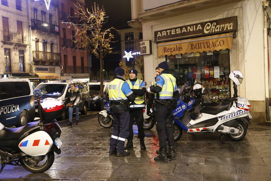 Para que todo estuviera en su sitio y la Nochevieja se celebrara sin incidentes, Policía y personal sanitario vigilaron la Plaza Mayor de Salamanca desde primera hora de la noche