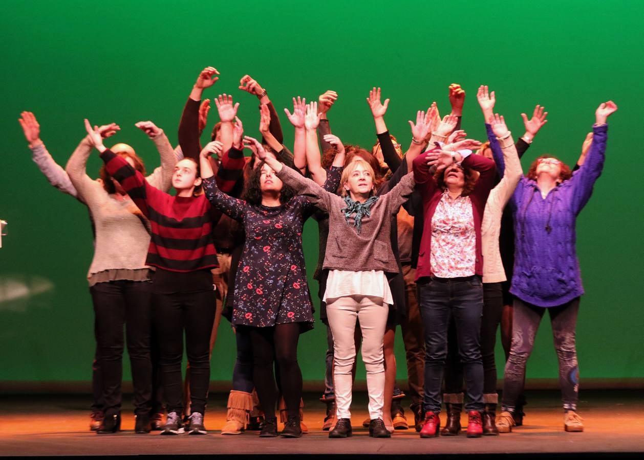 El acto celebrado en el Teatro Zorrilla, sirvió de homenaje a los alcaldes y concejales de treinta y dos municipios de la provincia en los que presta asistencia con el objetivo de consolidar allí su labor