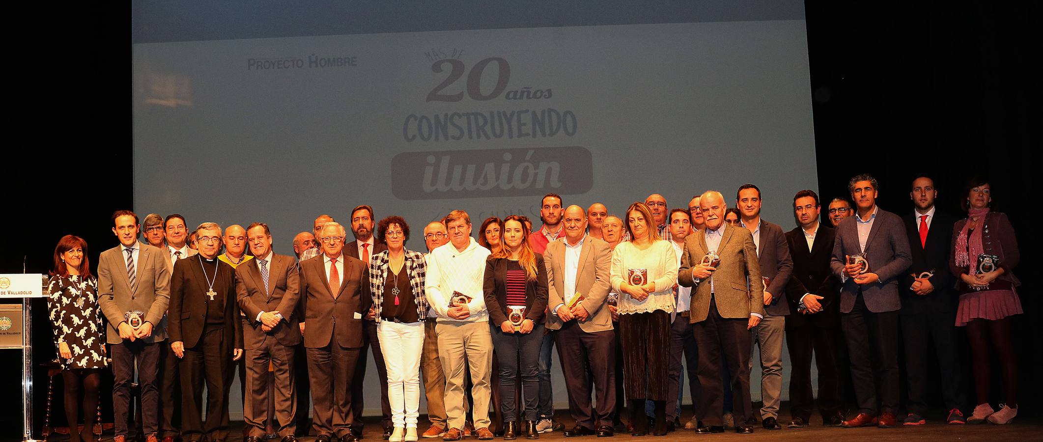 El acto celebrado en el Teatro Zorrilla, sirvió de homenaje a los alcaldes y concejales de treinta y dos municipios de la provincia en los que presta asistencia con el objetivo de consolidar allí su labor